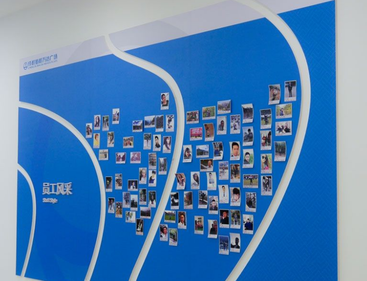 利用樹枝造型制作的公司導(dǎo)視文化墻